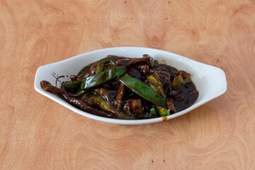 Plato de ternera con piemiento, comida china.