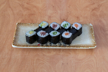 Plato variado de diferentes tipos de Uramaki 