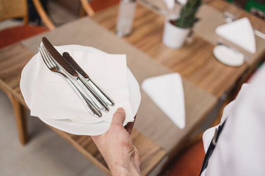 Tisch decken im Restaurant