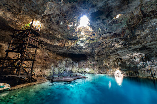 Mexican Cenote, Yukatan penisula. Cenote X'ux Ha. Natural sinkhole cave lake