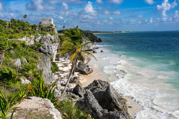 Fototapeta na wymiar Mayan ruins of Tulum, Quintana Roo, Mexico. Tropical coast of Carribean sea