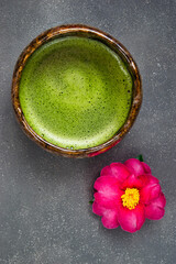 日本の茶道　茶碗と抹茶　美しい日本の花をそえて　コピースペースあり Japanese Tea Ceremony, tea bowl and matcha,with beautiful japanese flower, copy space available