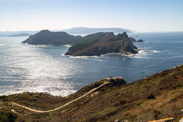 Islas Cíes, Vigo, España. Bonita foto sacada desde el faro de Cíes. En la parte baja se puede distinguir el pequeño faro da Porta, justo frente a la isla de San Martiño.