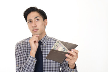 財布を持って考える男性