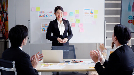 Business people presenting their work well with applause from colleagues.