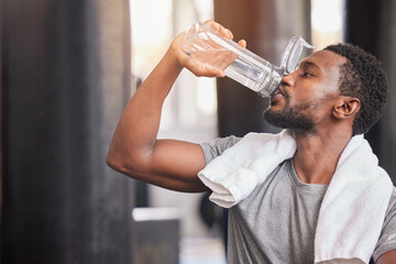 Obraz na płótnie Canvas Fitness, drinking water and relax with black man in gym for training, endurance and workout. Energy, focus and sweat with athlete bodybuilder cooling down in club for sports, exercise and cardio