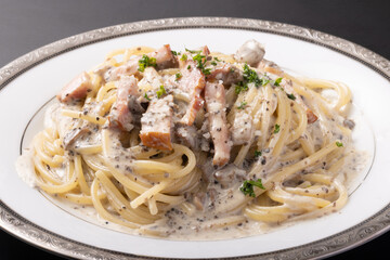 ブラウンマッシュルームとベーコンのトリュフソースのクリームパスタ