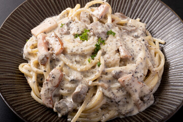 ブラウンマッシュルームとベーコンのトリュフソースのクリームパスタ