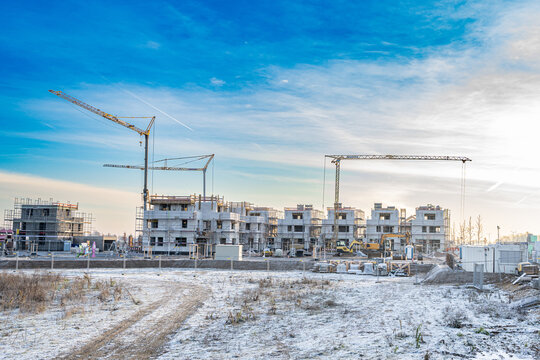 Neubaugebiet mit Baustelle und Kran