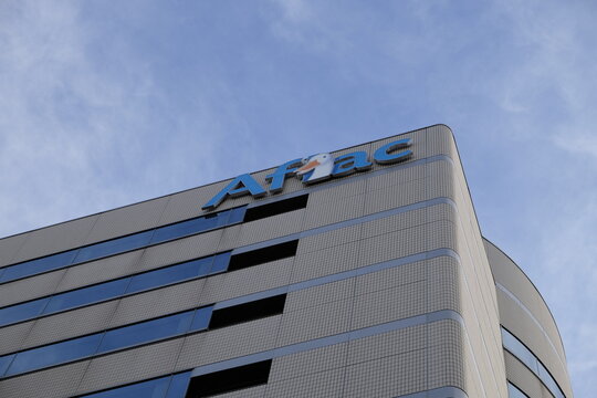 アフラック生命保険株式会社　Ａｆｌａｃスクエアビルに掲げられたロゴマーク（東京都調布市小島町）