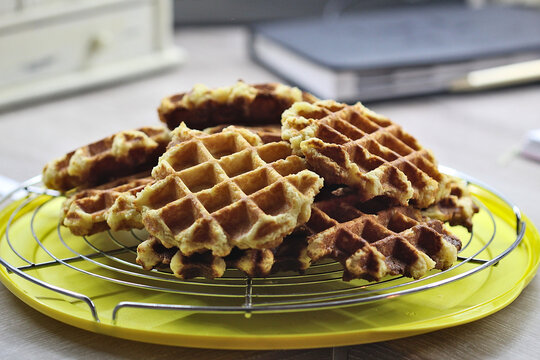 gaufre. plat &agrave; gaufres dans une cuisine. Dessert fran&ccedil;ais &agrave; d&eacute;guster nature ou assaisonn&eacute;, pour v&eacute;g&eacute;tariens et v&eacute;g&eacute;taliens.