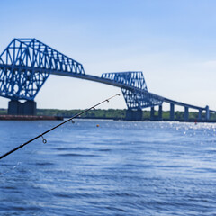 東京湾 の 岸壁 で 釣り をする 【 アウトドア レジャー の イメージ 】
