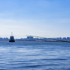 東京湾 の 岸壁 で 釣り をする 【 アウトドア レジャー の イメージ 】
