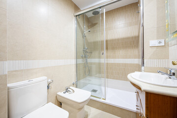 Bathroom with washbasin cabinet with wooden drawers, white marble countertop, square mirror with glass frame and shower cabin with white resin shower tray