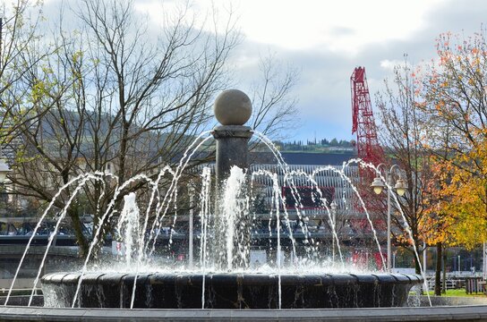 Fuente Con Agua Y De Fondo Una Gran Grua Roja Y Un Estadio De Futbol En Bilbao