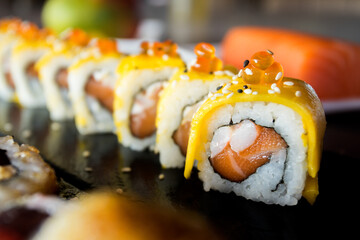 Uramaki with salmon. In the same way it is a rolled sushi, only that the external layer is sushi rice and the internal one is nori seaweed.