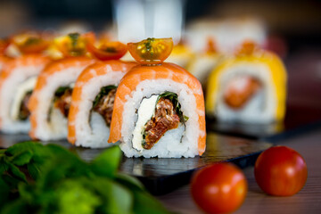 Uramaki with salmon. In the same way it is a rolled sushi, only that the external layer is sushi rice and the internal one is nori seaweed.