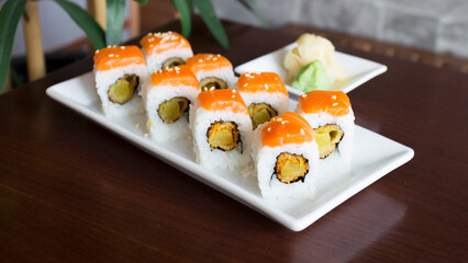 Uramaki with salmon. In the same way it is a rolled sushi, only that the external layer is sushi rice and the internal one is nori seaweed.