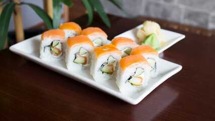 Uramaki with salmon. In the same way it is a rolled sushi, only that the external layer is sushi rice and the internal one is nori seaweed.