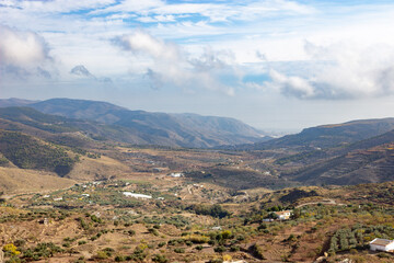 Obraz premium Paisaje entre montañas de un valle nuboso en España