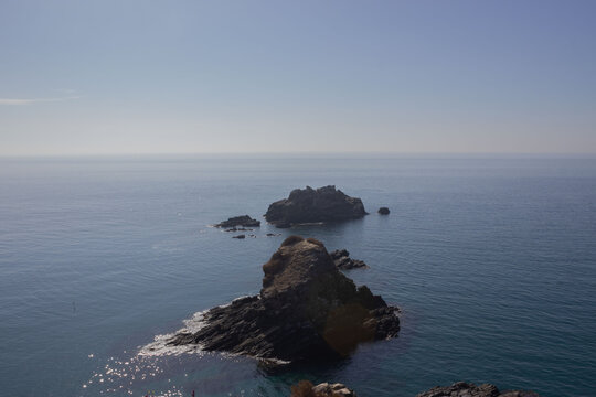 Rocas en mitas del mar y el horizonte al fondo