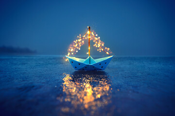 Fototapeta na wymiar leuchtendes Boot am Meer