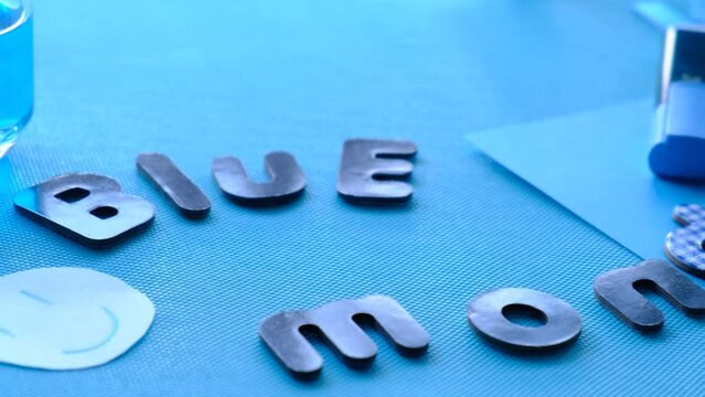 4k v&iacute;deo. Slow motion Letras de Blue Monday en fondo azul con una cara sonriente animada y material de papeler&iacute;a azul. Lunes azul alegre
