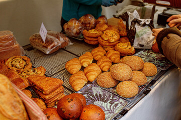 Viennoiserie française : croissants, pains au raisin, brioches