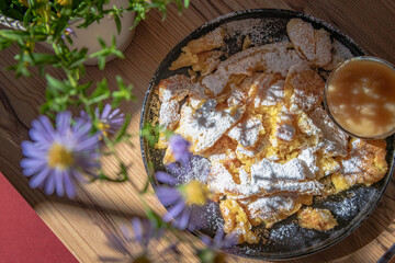 Kaiserschmarrn mit Apfelmus ein köstliche Nachspeise