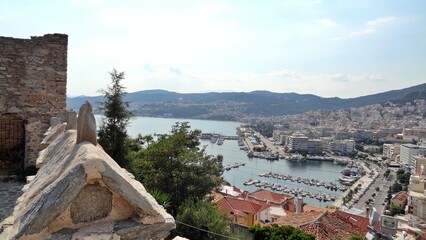 Fototapeta premium Vue des remparts sur la ville de Kavála, Grèce, Macédoine. 