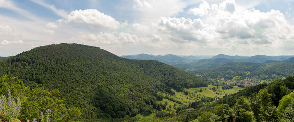 Fototapeta na wymiar Panorama vom Pfälzer Wald in Deutschland mit blauen Himmel und Wolken.