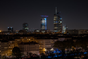 ville de Lyon la nuit avec les tours du quartier de la Part Dieu