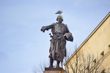 Fototapeta na wymiar Estatua de Don Diego López de Haro con una paloma sobre la cabeza