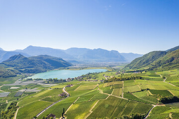 Weinberglandschaft rund um den Kalterer See im S&uuml;den S&uuml;dtirols