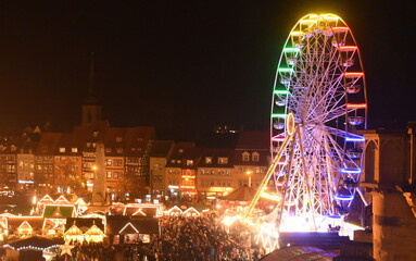 Beleuchtetes Riesenrad auf dem Erfurter Weihnachtsmarkt 