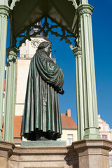 Martin Luther Denkmal aus dem Jahr 1821 auf dem Marktplatz von Wittenberg in Deutschland
