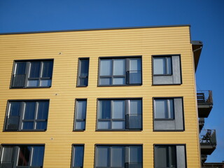 Fototapeta na wymiar facade of an yellow building with blue sky