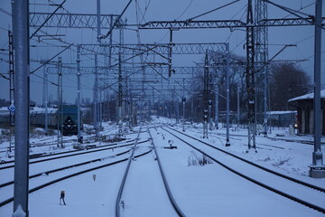 Fototapeta Linie elektryczne i tory kolejowe obraz