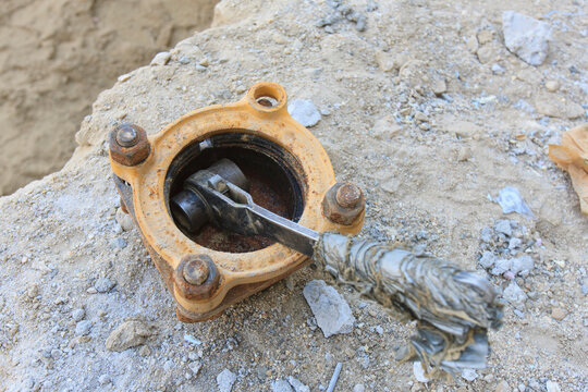 Valve for water distribution installation at construction site