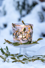 Eislaterne mit Mistelzweigen im Wintergarten