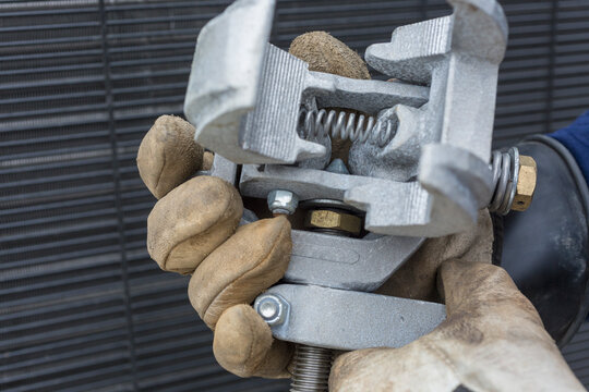 Structural mounting plate with self centering attachment