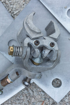 Structural mounting plate with self centering attachment