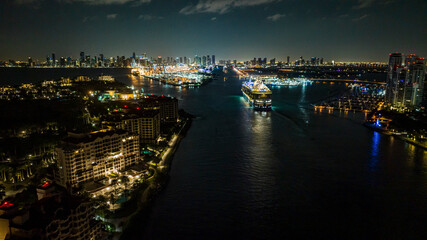 Fototapeta premium Aerial views day and night of South Point Park Pier