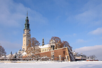 Klasztor Jasna Góra zimą. Śnieg przed klasztorek. Zimowy krajobraz Częstochowy © shake_pl