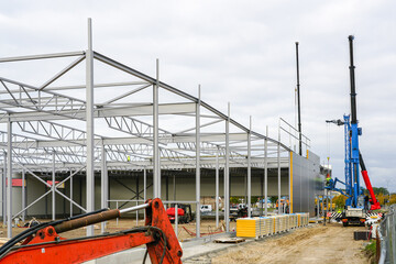 Sandwich panel wall assembly on an assembled steel frame of a new warehouse building