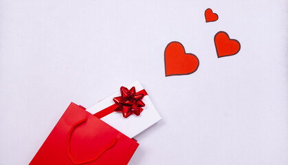 Composition romantique de la Saint-Valentin, déclaration d'amour, fête des mères, anniversaire, fiançailles. Pochette rouge avec une boite cadeaux. Icône vectorielle pour les sites web.	