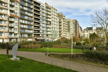 Le parc Léopold et les buildings modernes à Blankenberge 