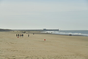 La mer du Nord à marée basse sous un ciel mitigé d'automne à Blankenberge