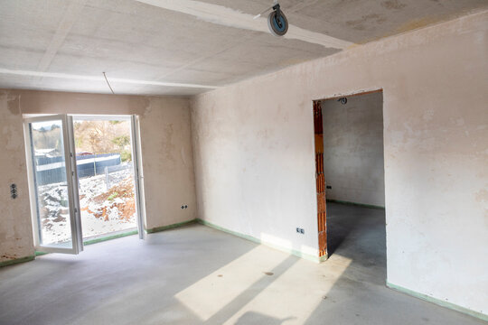 house with plaster wall and estrich at the floor in raW CONDITION