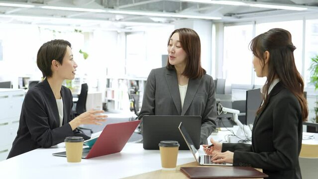 スタンディングデスクで仕事をするビジネスウーマン
